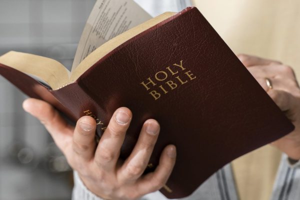 front-view-man-holding-bible-kopie